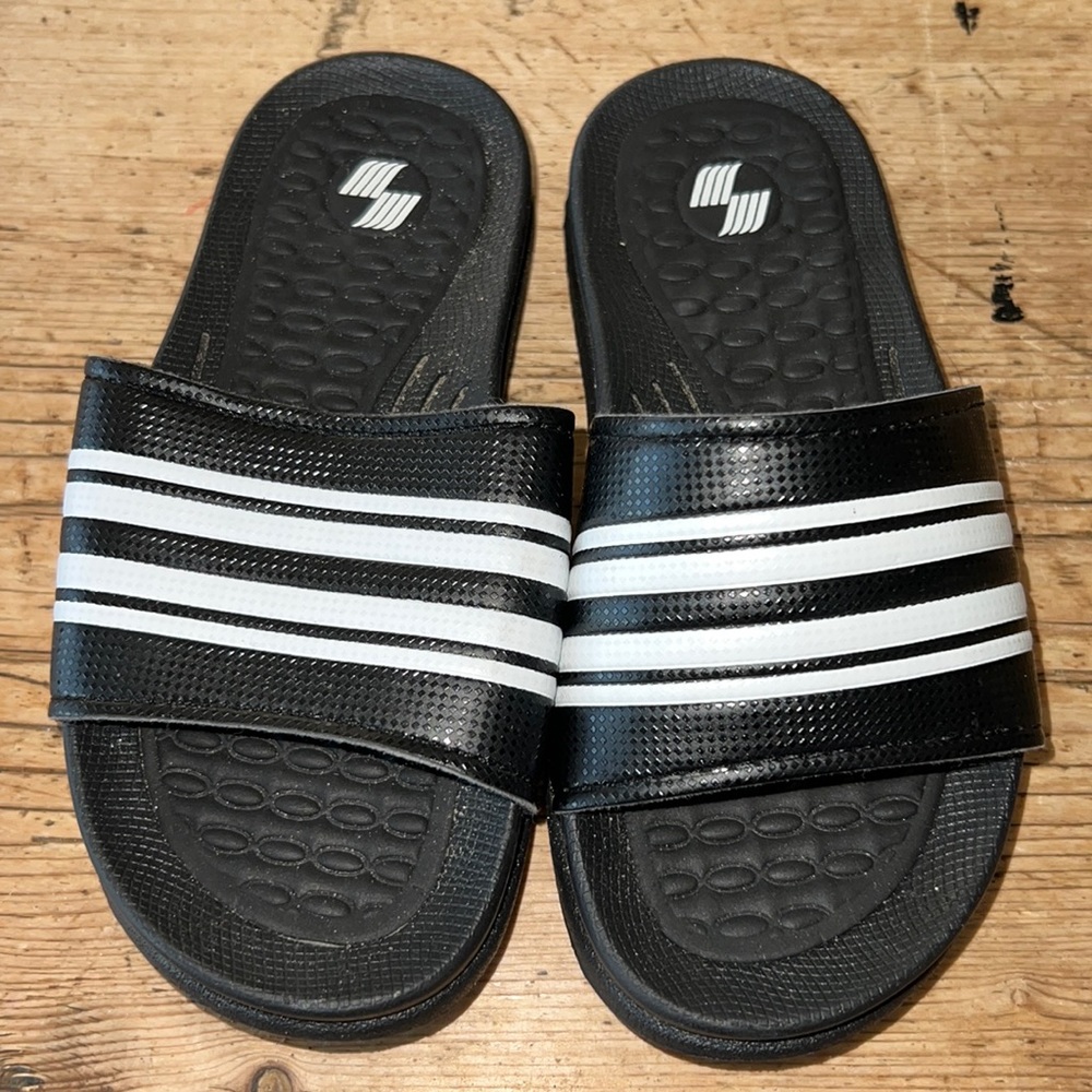 5/$5 The Children’s Place black plastic slides sandals | 11/12
